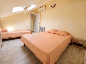 2 Schlafzimmer, Bügeleisen/Bügelbrett
