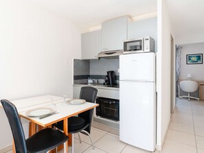Microwave, stovetop, toaster - Air-Conditioned Studio with Parking Near the Beach (Narbonne-Narbonne Plage-Narbonne Plage)
