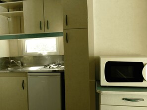 Réfrigérateur, micro-ondes, cafetière/bouilloire