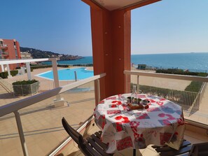 Outdoor dining - 2-room apartment, 4 people, sea view, pool & parking (Sète)