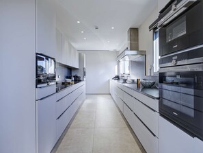 Fridge, microwave, oven, coffee/tea maker - Exclusive Villa in Banyuls-sur-Mer - Comfort & Luxe (Banyuls-sur-Mer)