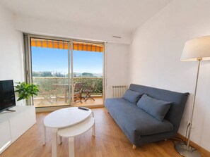 TV - Peaceful Apartment with Private Parking in Hyères (Hyères)