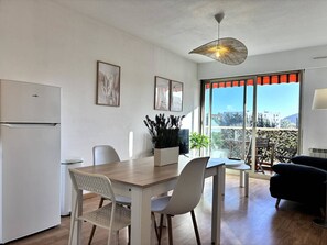 Dining - Peaceful Apartment with Private Parking in Hyères (Hyères)