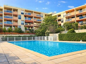 Pool - Peaceful Apartment with Private Parking in Hyères (Hyères)