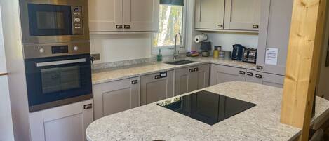 Lave-vaisselle, batterie de cuisine, vaisselle et ustensiles