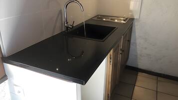 Frigorífico, microondas, placa de cocina y cafetera o tetera