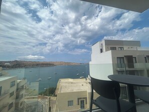 Outdoor dining - Delightful Sea View Apartment in St Pauls Bay (San Pawl il-Baħar)