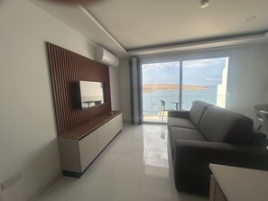 Smart TV - Delightful Sea View Apartment in St Pauls Bay (San Pawl il-Baħar)