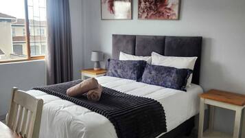 Skrivebord, skrivebord for bærbar PC og blendingsgardiner