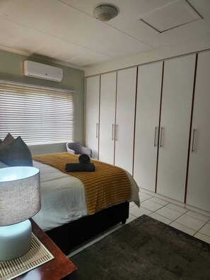 Apartamento luxo, varanda, vista para o jardim | Escrivaninha, espaço de trabalho para notebook, cortinas blackout