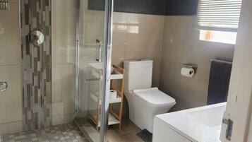 Chuveiro, toalhas de banho, sabonete, shampoo