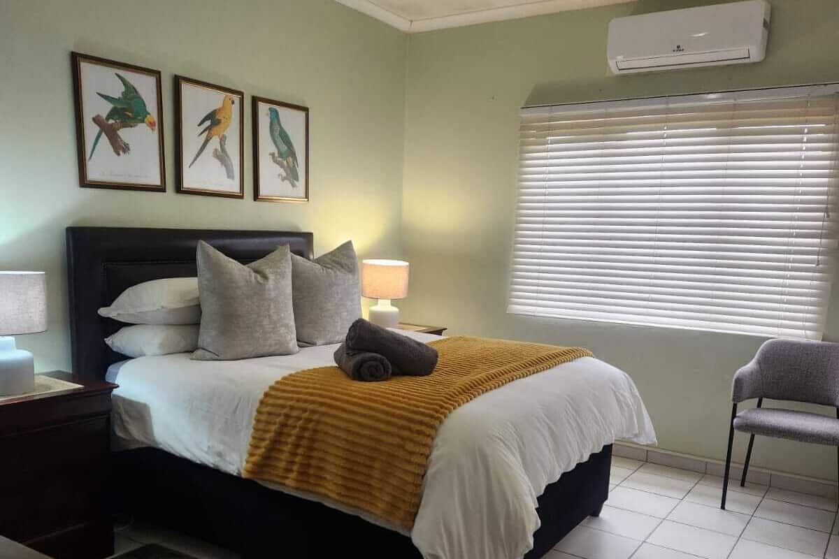 Apartamento luxo, varanda, vista para o jardim | Escrivaninha, espaço de trabalho para notebook, cortinas blackout