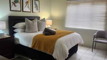 Apartamento luxo, varanda, vista para o jardim | Escrivaninha, espaço de trabalho para notebook, cortinas blackout