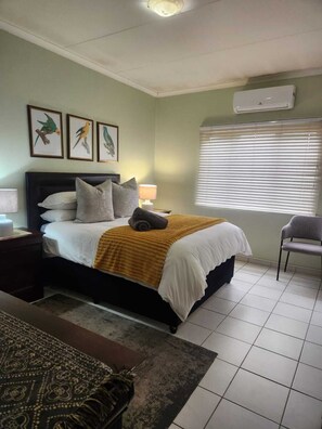 ดีลักซ์อพาร์ทเมนท์, ลานระเบียง, วิวสวน | โต๊ะทำงาน, พื้นที่ทำงานแบบใช้แล็ปท็อป, ผ้าม่านกันแสง, เตารีด/โต๊ะรีดผ้า