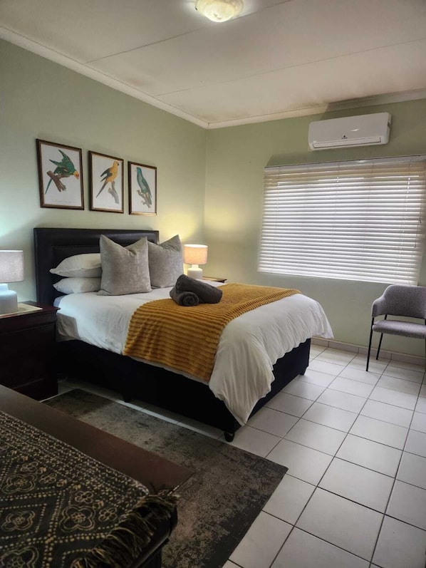 Apartamento luxo, varanda, vista para o jardim | Escrivaninha, espaço de trabalho para notebook, cortinas blackout