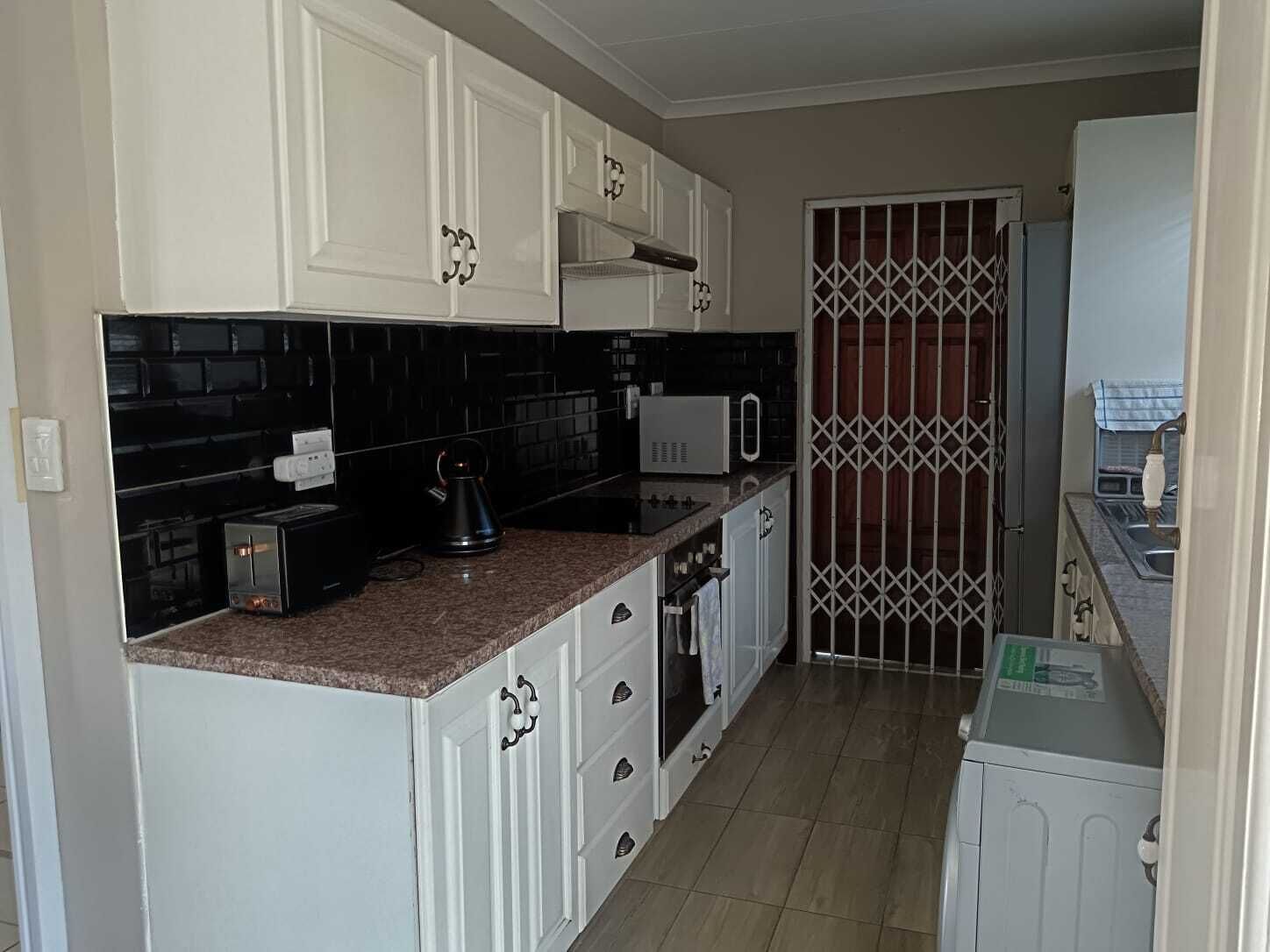 Full-sized fridge, microwave, oven, stovetop