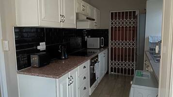 Full-sized fridge, microwave, oven, stovetop