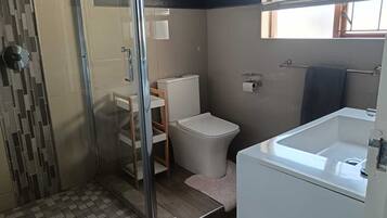 Apartamento Deluxe, patio, vistas al jardín | Baño | Ducha, toallas, jabón y champú