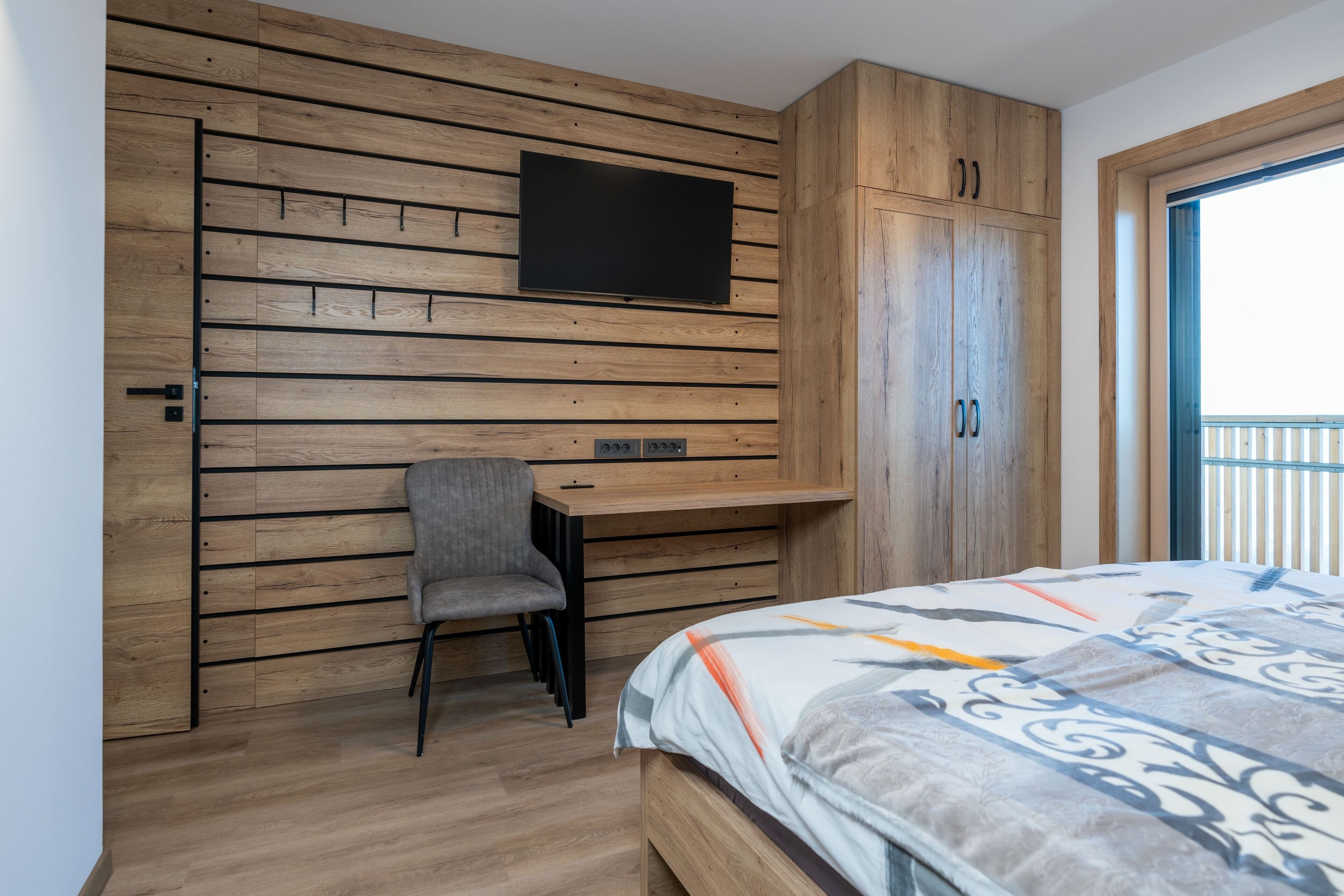 4 Schlafzimmer, Zimmersafe, Schreibtisch, Bügeleisen/Bügelbrett