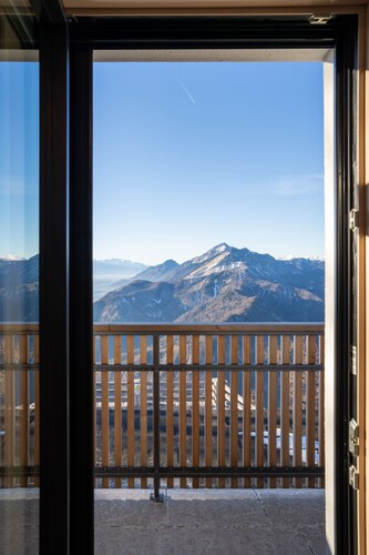 Vila Klif, a spacious vacation home near the ski slopes with a sauna and patio.