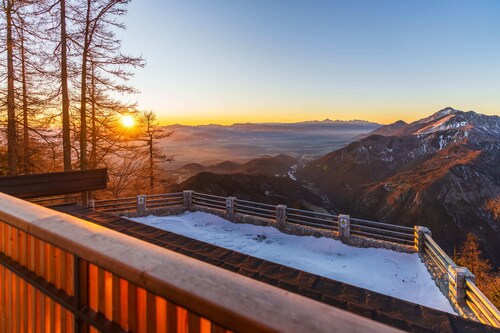 Vila Klif, a spacious vacation home near the ski slopes with a sauna and patio.