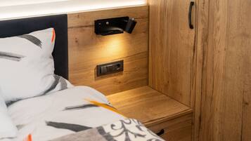 4 bedrooms, in-room safe, desk, iron/ironing board