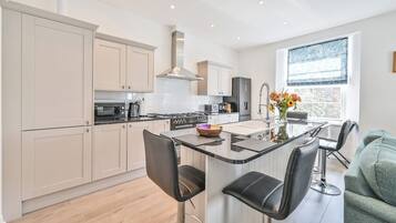 Dishwasher, cookware/dishes/utensils