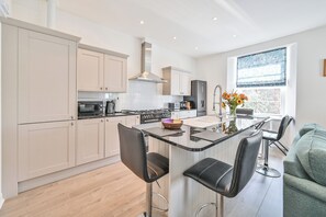 Dishwasher, cookware/dishes/utensils - The Falstone Apartment (Torquay)