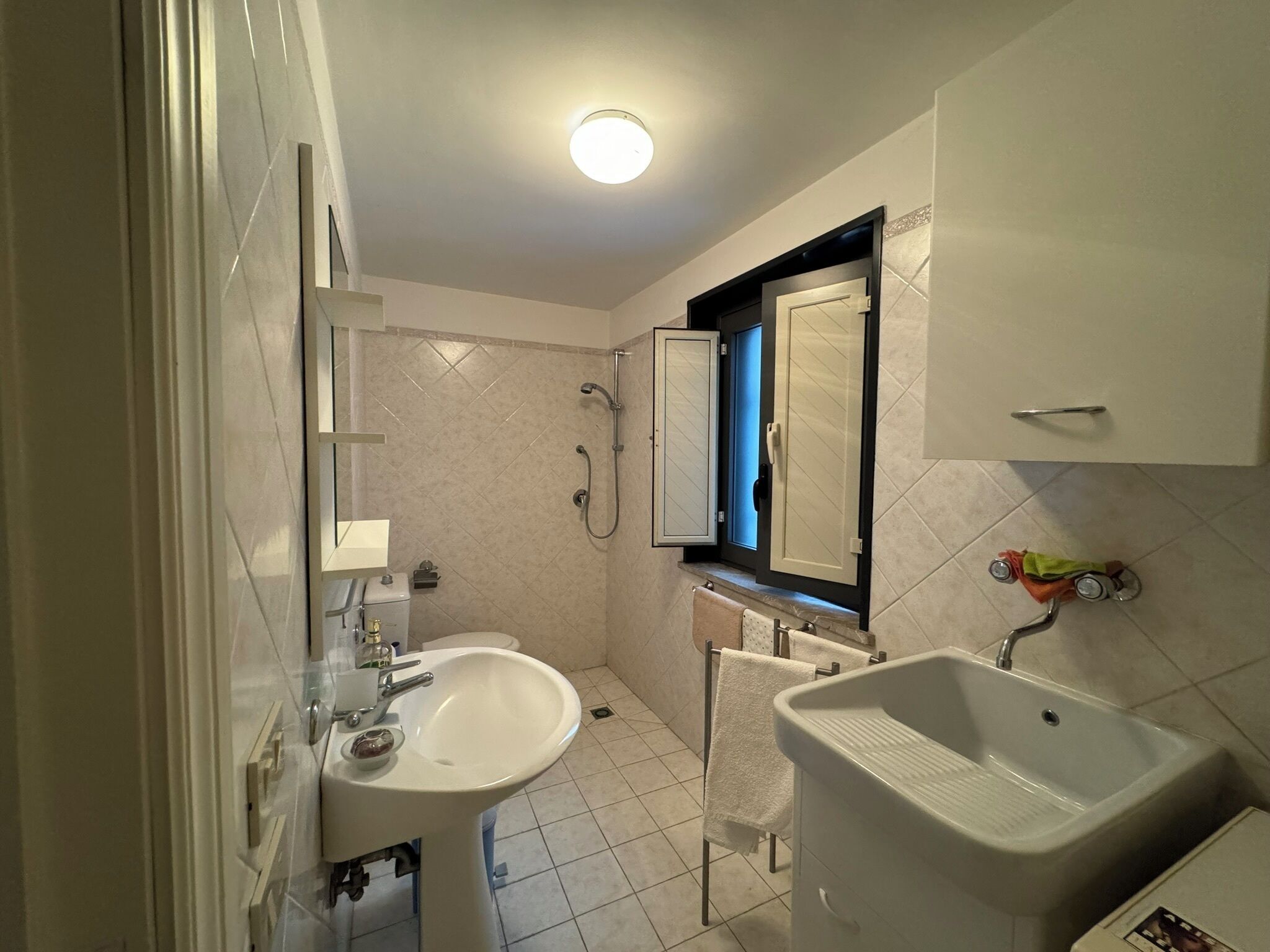 Dusche, Haartrockner, Bidet, Handtücher