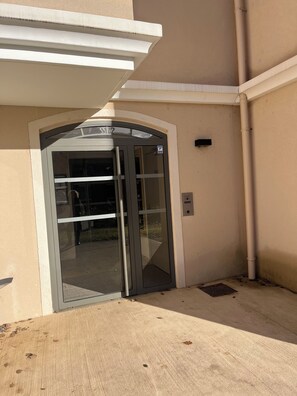 Exterior detail - Beautiful apartment, large terrace in a lovely secure residence with swimming pool and lock-up garage. (Bormes-les-Mimosas)