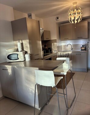 Private kitchen - Beautiful apartment, large terrace in a lovely secure residence with swimming pool and lock-up garage. (Bormes-les-Mimosas)