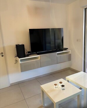 Interior - Beautiful apartment, large terrace in a lovely secure residence with swimming pool and lock-up garage. (Bormes-les-Mimosas)
