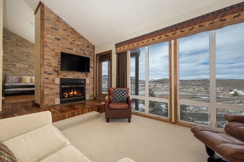 Beautiful New 2 bedroom with updated interior and slopeside