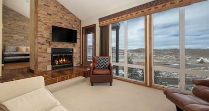 Beautiful New 2 bedroom with updated interior and slopeside