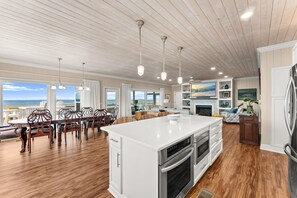 Casa, vistas a la playa, frente a la playa | Cocina privada | Frigorífico grande, microondas, horno y placa de cocina