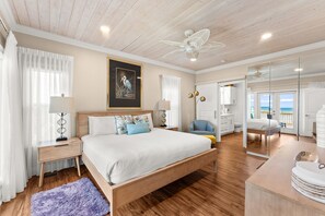 Casa, vistas a la playa, frente a la playa | Espacio para trabajar con un portátil y tabla de planchar con plancha
