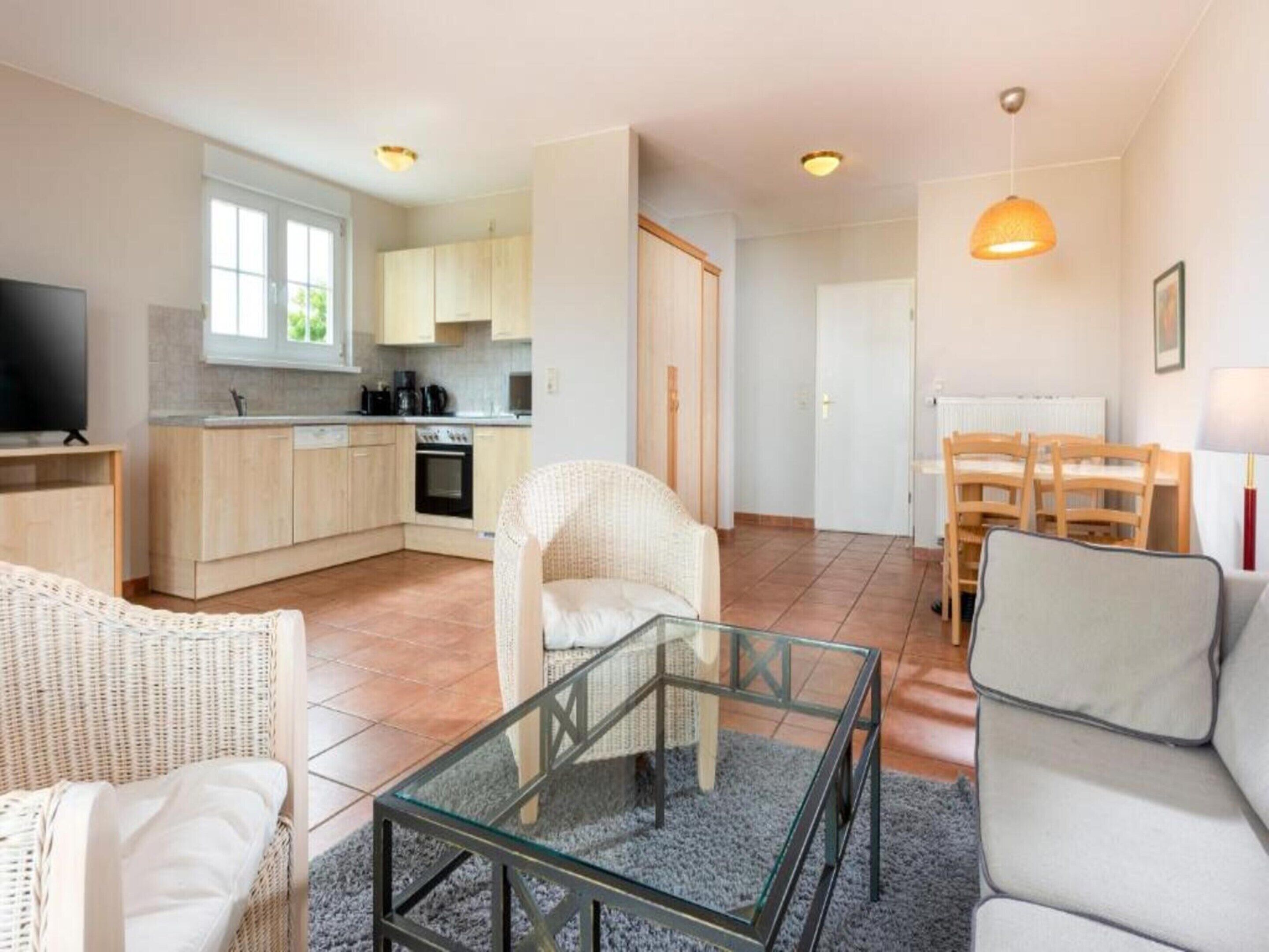 Un espacio habitable funcional con cocina, comedor y zona de estar.