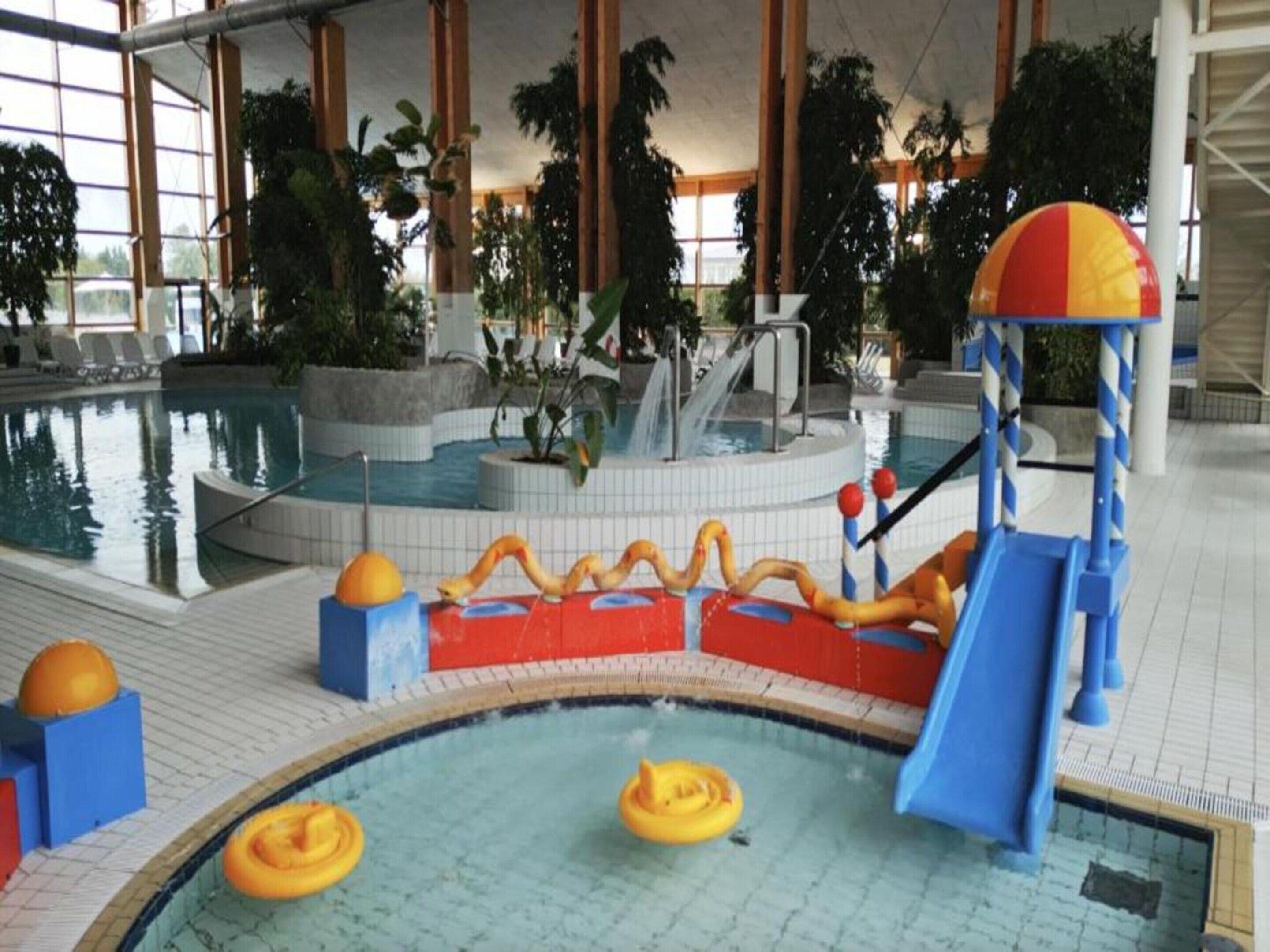 Una piscina techada, una piscina al aire libre