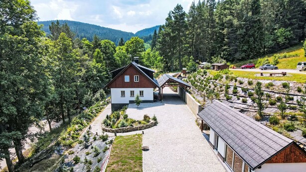 Une maison avec piscine, entourée d’un jardin et d’un vignoble.