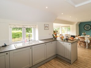 Dishwasher, cookware/dishes/utensils - Ammerham Farm Cottage (Chard)
