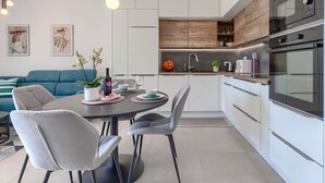 Kühlschrank, Mikrowelle, Ofen, Geschirrspüler