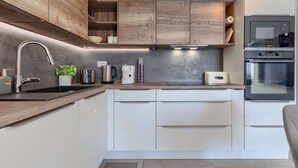 Kühlschrank, Mikrowelle, Ofen, Geschirrspüler