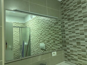 Hair dryer, towels, soap, toilet paper - Relax with the whole family at this peaceful place to stay. (Tiranë)