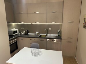 Private kitchen - Relax with the whole family at this peaceful place to stay. (Tiranë)