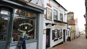 A building with a sign for 'The Union Inn' and a coffee shop with a sign for 'Breakfasts Coffee Shop'. - Red Brick Haven (East Cowes)