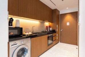 Refrigerador con freezer, microondas, horno, placa de cocina