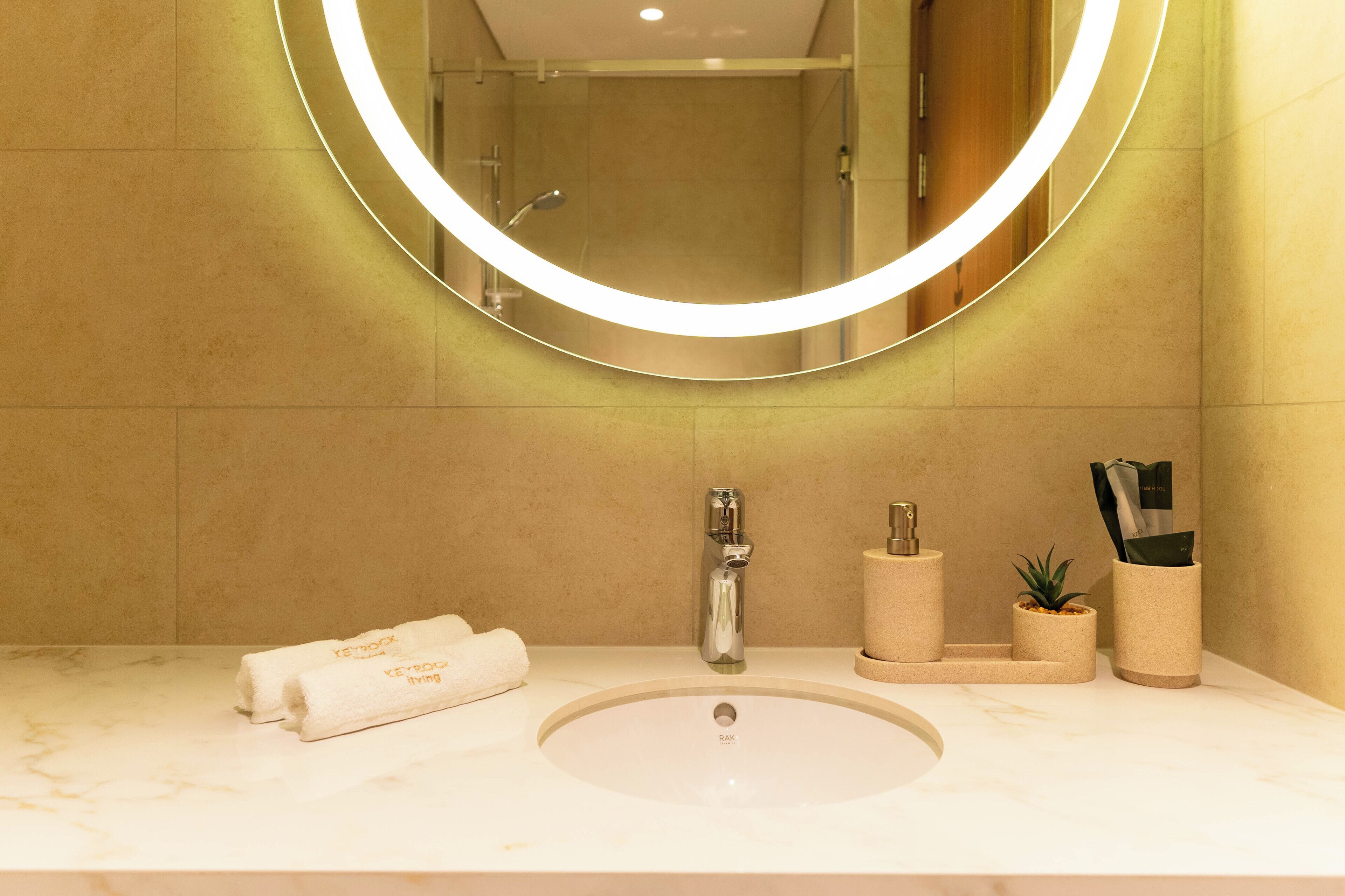 Deluxe studio | Badkamer | Een douche, een regendouche, een haardroger, een bidet