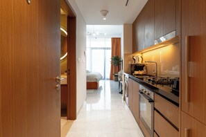 Refrigerador con freezer, microondas, horno, placa de cocina