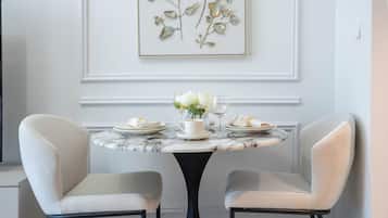 Deluxe Studio | Dining