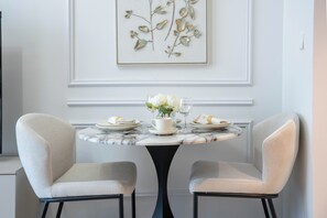 Deluxe Studio | Dining